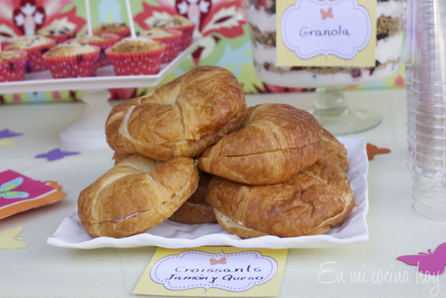 Croissant con jamón y queso caliente