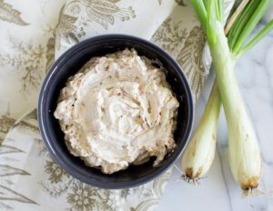 Salsa de yogur y cebolla caramelizada