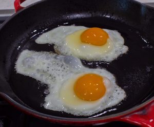 huevos fritos en sartén