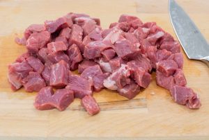 Carne picada en tabla de cortar