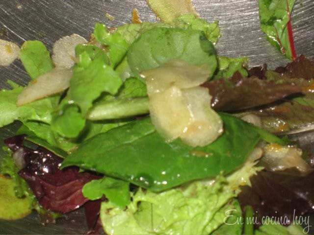 Ensalada de lechugas y pera