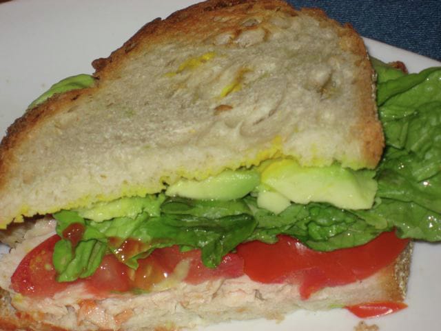 Sandwich de pollo con palta, lechuga y tomate
