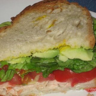 Sandwich de pollo con palta, lechuga y tomate