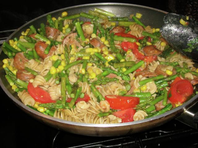 Salchichas con verduras y fideos