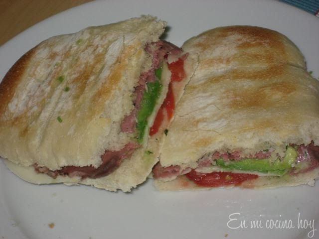 Sandwich de roast beef en pan italiano