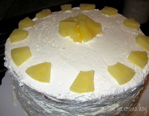 Torta de piña y bizcocho de azúcar rubia