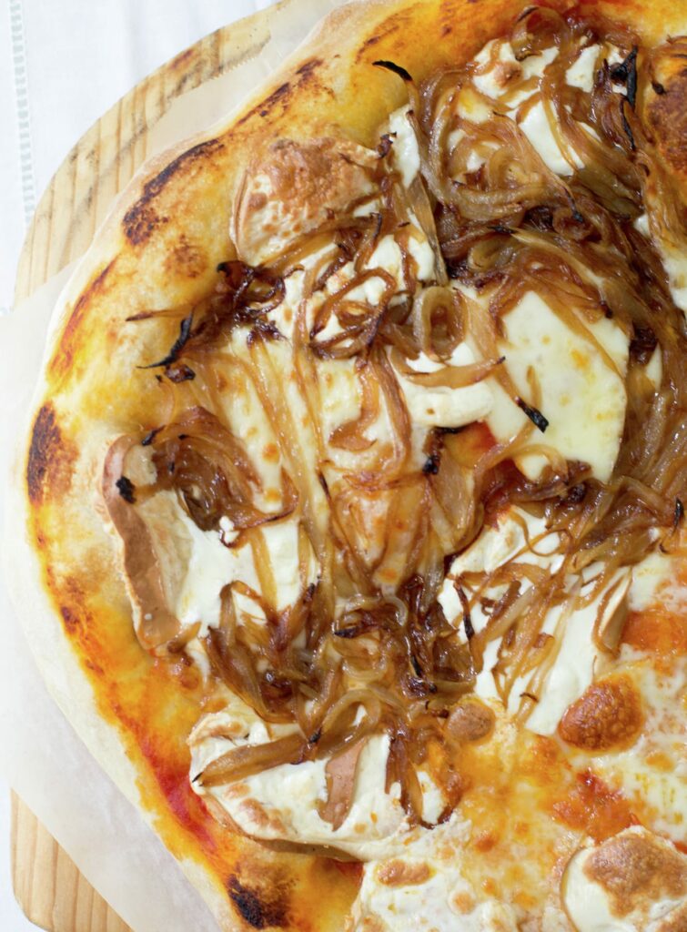 Pizza con cebolla caramelizada