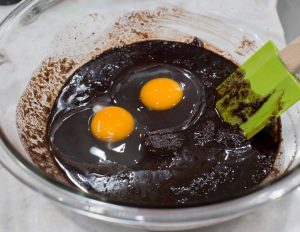 huevos sobre batido de brownie