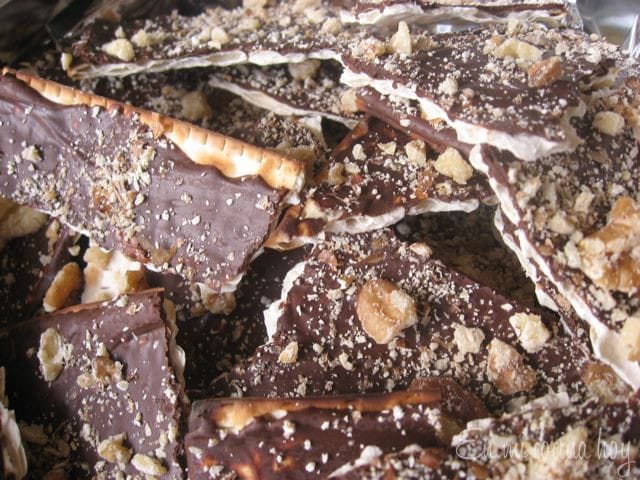 Matza bañado en chocolate y nueces
