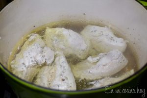 pechugas de pollo cocidas en caldo