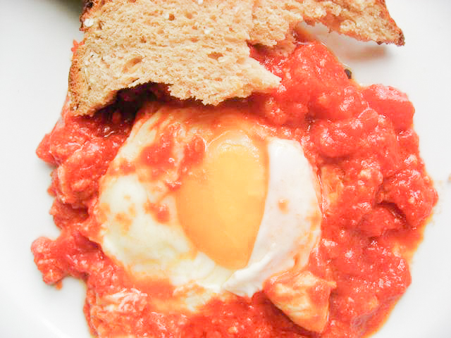 Huevo pochado en salsa de tomates