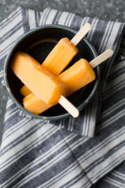 Helado de palito de mango y jengibre