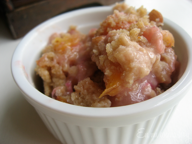 Postre de crocante de duraznos y ciruelas