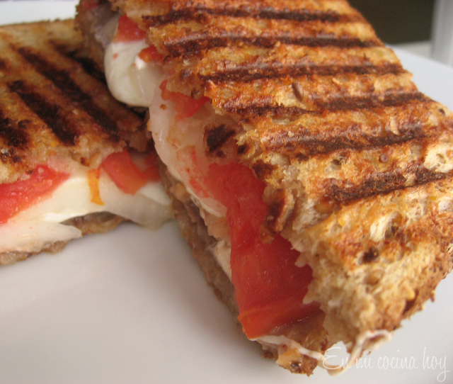 Panini de roast beef, cebolla, tomate y queso