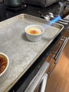 Creme brulee con el soplete haciendo el caramelo.