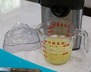 jugo de limon en jarro
