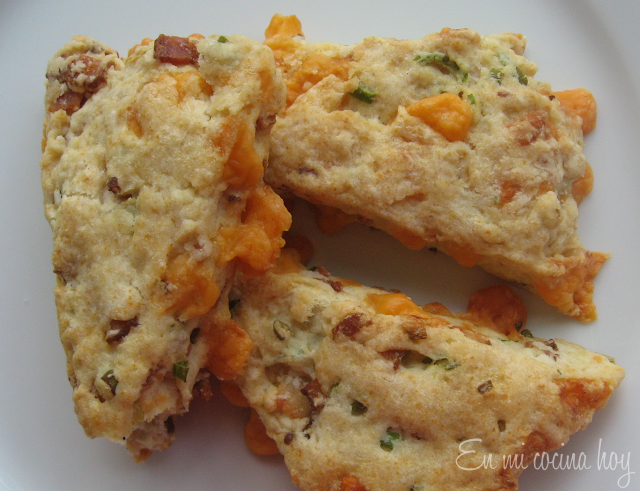 Scones de tocino, cebollín y queso
