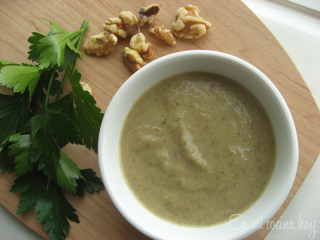 Sopa, crema de apio y lechugas