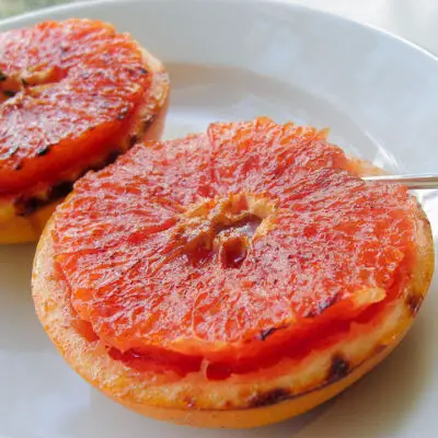 Pomelos, naranjas o mandarinas gratinadas con azúcar y canela