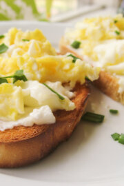 Huevos revueltos con queso de cabra y ciboulette