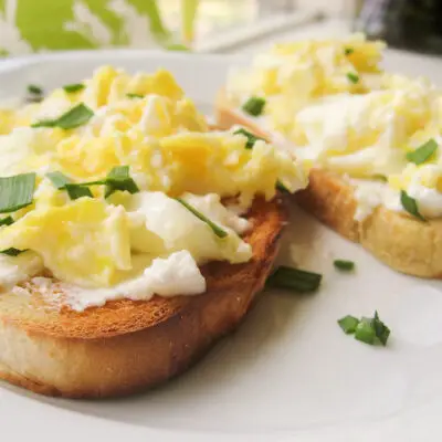Huevos revueltos con queso de cabra y ciboulette