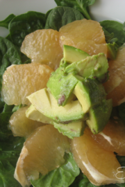 Ensalada de lechuga, pomelo y palta