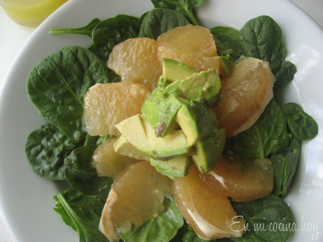 Ensalada de lechuga, pomelo y palta