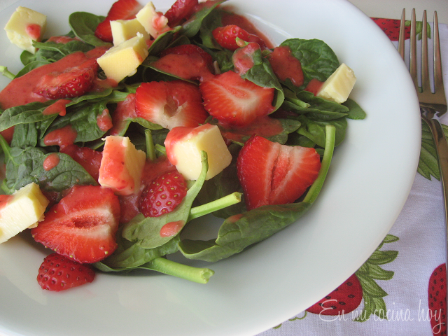 Ensalada de espinacas y frutillas con aliño de frutillas
