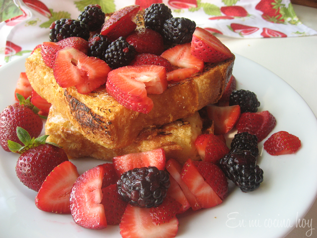 Tostadas francesas al horno con frutillas y moras