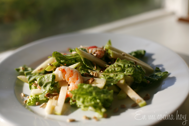 Ensalada de lechuga, camarones y manzana