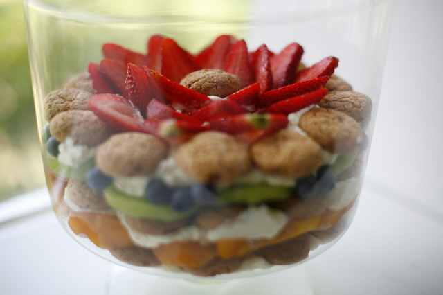 Copón de frutas con crema y galletas