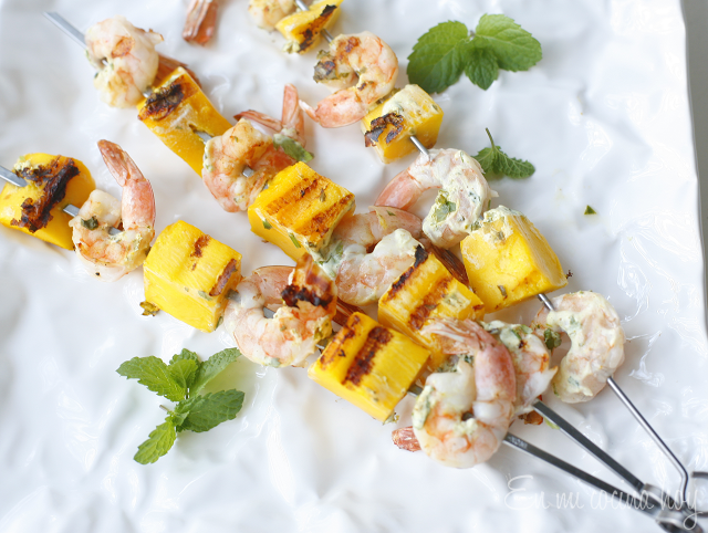 Brochetas de camarones y mango