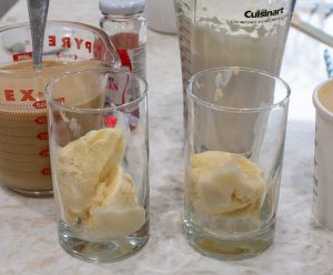 vasos con helado de vainilla