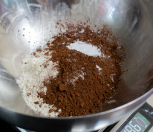 Pesando cacao, harina y polvos