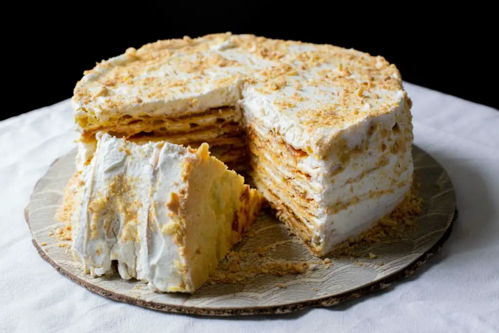 Torta Pompadour estilo Angélicas: hojarasca/crema chantilly/manjar