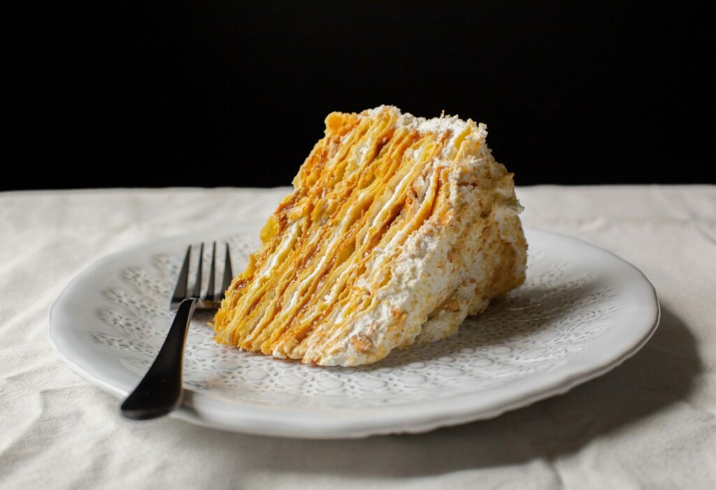 Torta Pompadour estilo Angélicas: hojarasca/crema chantilly/manjar