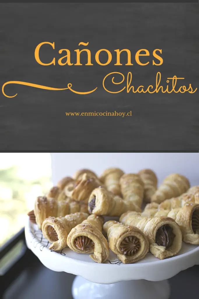 Los cachitos o cañones rellenos de manjar o crema pastelera son uno de los clásicos pasteles chilenos.