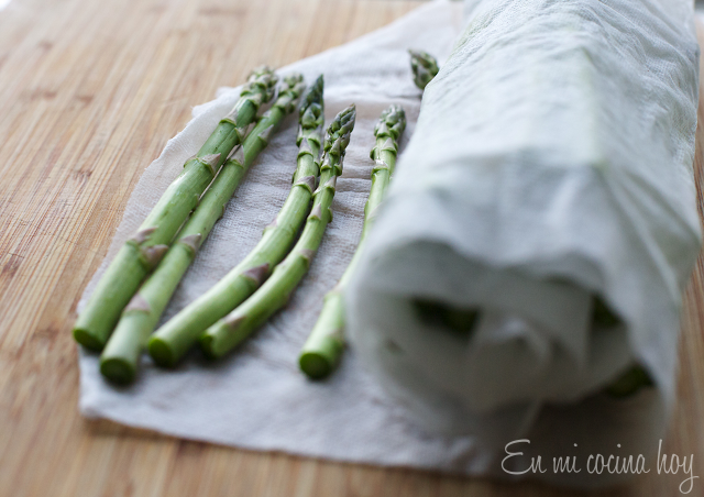 Cocinar verduras y huevos a la copa en el microondas