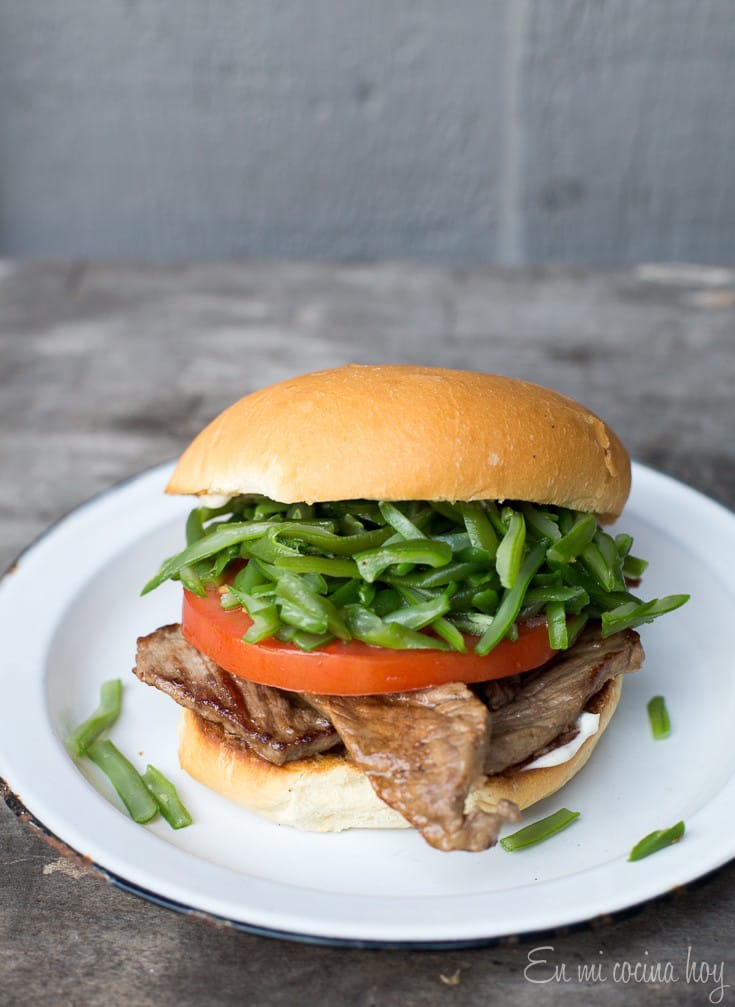 Chacarero es un sandwich chileno hecho con porotos verdes/ejotes, tomate y carne. Delicioso.