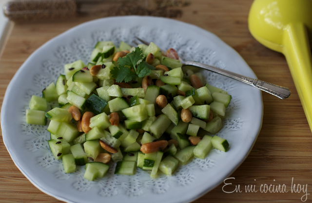 Ensalada de pepinos con maní tostado