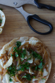 Pizzas de tortillas con hinojo y cebolla caramelizada