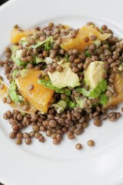 Ensalada de lentejas, palta y naranjas