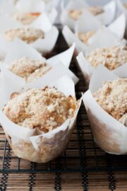 Muffins integrales con duraznos y migas