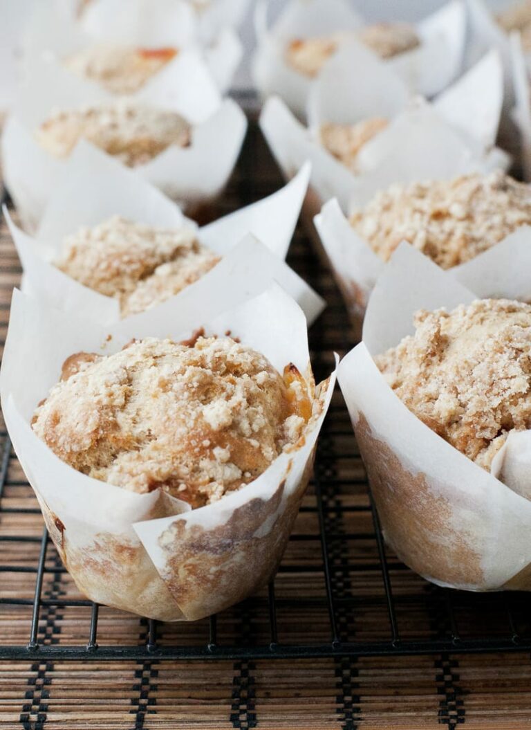 Muffins integrales con duraznos y migas