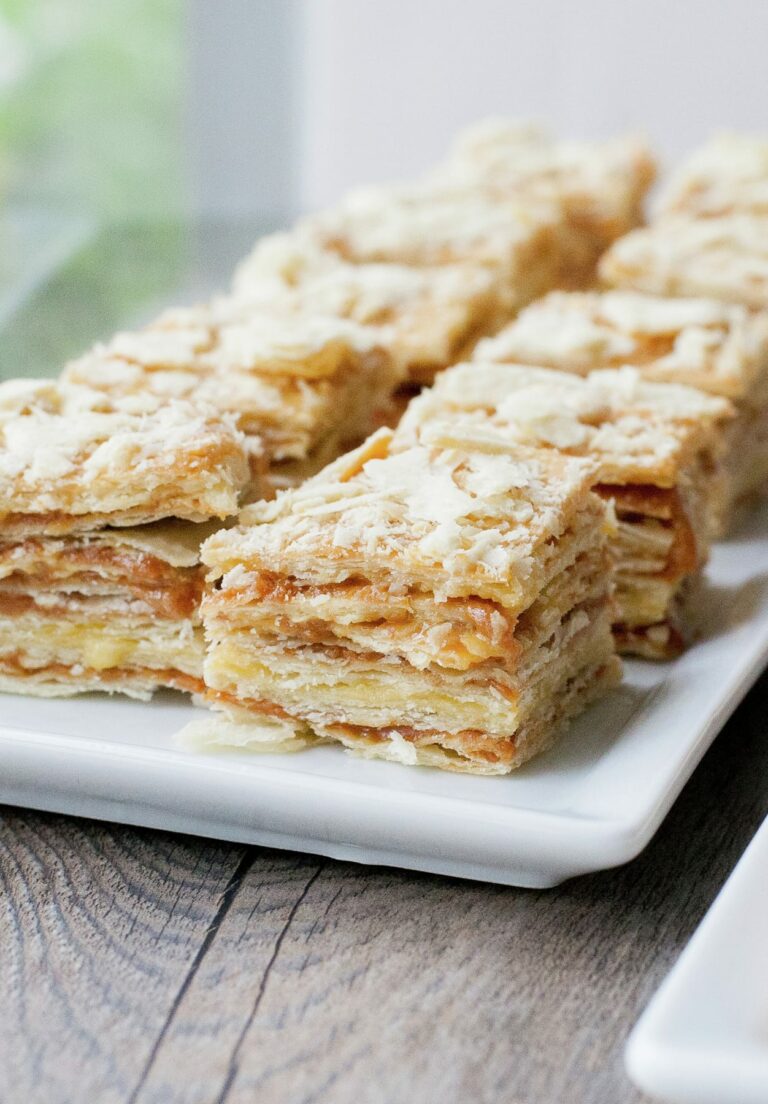Dulces Chilenos de Pastel Mil Hojas Manjar Huevo Mol