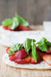 Sandwich de frutillas, queso de cabra y albahaca