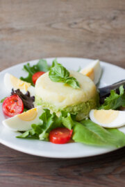 Ensalada de papas con palta y cebolla