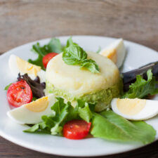 Ensalada de papas con palta y cebolla