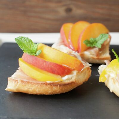 Tostadas con jamón Serrano y duraznos