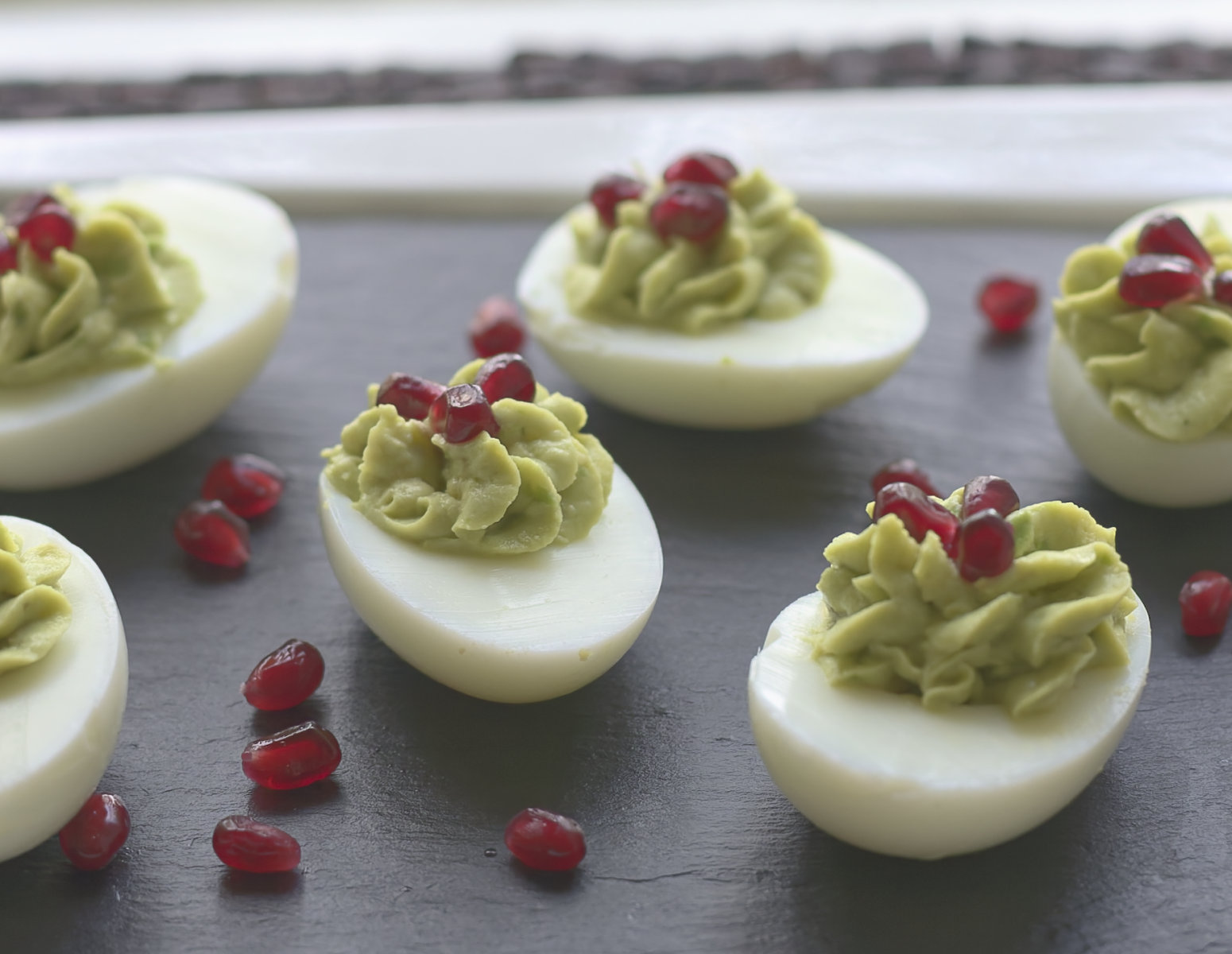 Huevos rellenos con palta.